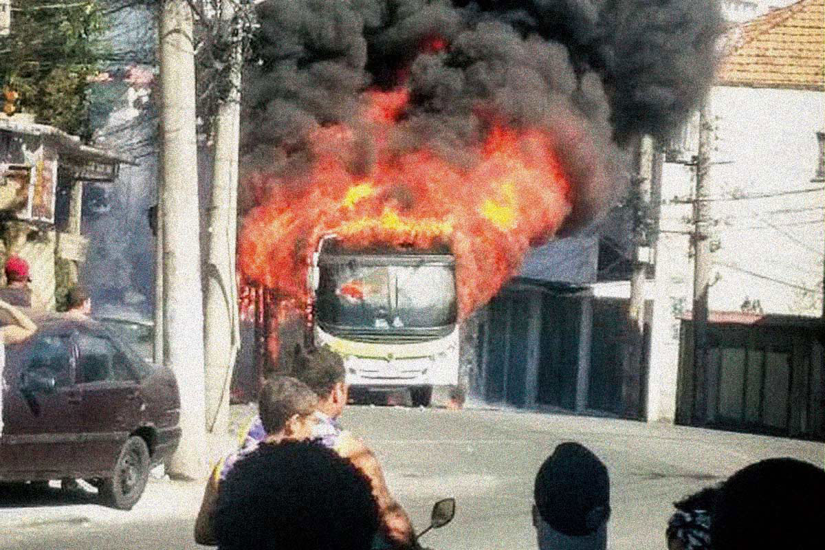 FOGO - Ônibus incendiado em arrastão: tática do medo