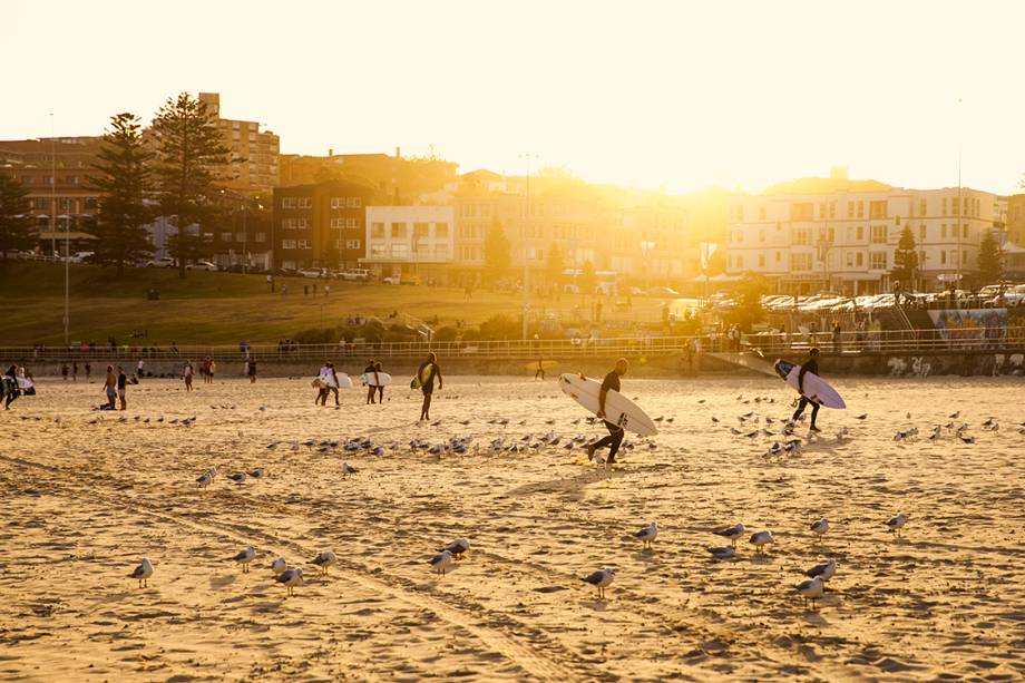 <p style="text-align:justify;"><span style="font-weight:400;">Assista ao nascer do sol, faça aula de bodysurfing e desfrute de um café da manhã</span></p>