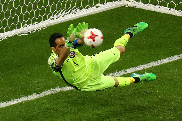 O goleiro Claudio Bravo do Chile durante o jogo contra Portugal válida pelas semifinais da Copa das Confederações 2017, realizada no Estádio da Arena Kazan, na cidade de Kazan, na Rússia - 28/06/2017