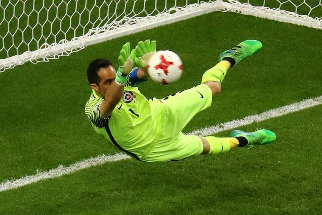 O goleiro Claudio Bravo do Chile durante o jogo contra Portugal válida pelas semifinais da Copa das Confederações 2017, realizada no Estádio da Arena Kazan, na cidade de Kazan, na Rússia - 28/06/2017 O goleiro Claudio Bravo do Chile durante o jogo contra Portugal válida pelas semifinais da Copa das Confederações 2017, realizada no Estádio da Arena Kazan, na cidade de Kazan, na Rússia - 28/06/2017