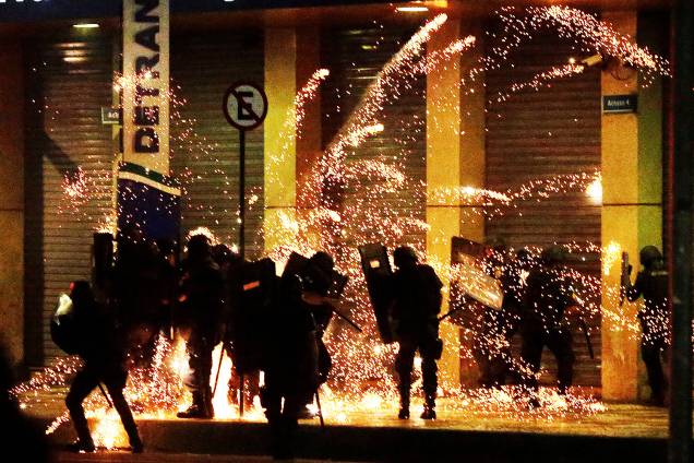 Manifestantes se reúnem no centro do Rio de janeiro para protestar contra o governo de Michel Temer. Os manifestantes pedem a saída do presidente e a convocação de eleições diretas - 30/06/2017 Manifestantes se reúnem no centro do Rio de janeiro para protestar contra o governo de Michel Temer. Os manifestantes pedem a saída do presidente e a convocação de eleições diretas - 30/06/2017