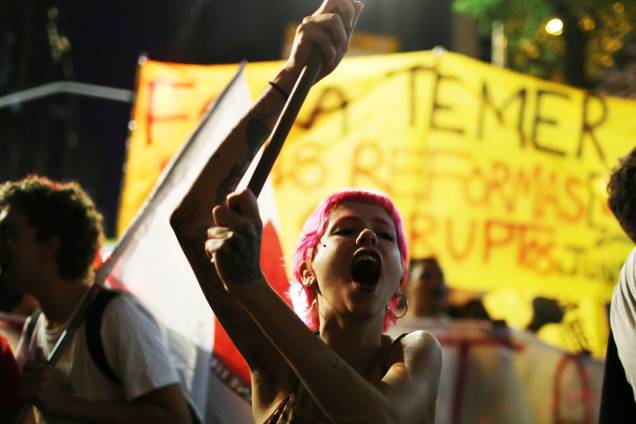 Manifestantes se reúnem no centro do Rio de janeiro para protestar contra o governo de Michel Temer. Os manifestantes pedem a saída do presidente e a convocação de eleições diretas - 30/06/2017 Manifestantes se reúnem no centro do Rio de janeiro para protestar contra o governo de Michel Temer. Os manifestantes pedem a saída do presidente e a convocação de eleições diretas - 30/06/2017