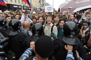 Jovens protestam contra a corrupção na rua Tverskaya, em Moscou, no feriado do Dia da Rússia, em 12 de junho de 2017