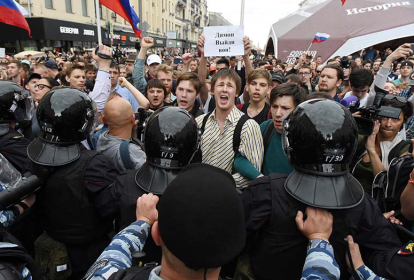 Jovens protestam contra a corrupção na rua Tverskaya, em Moscou, no feriado do Dia da Rússia, em 12 de junho de 2017