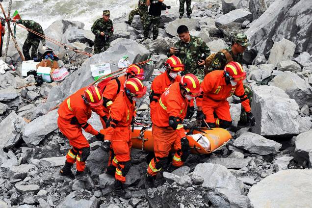 Equipes de emergência trabalham em busca de possíveis vítimas entre os escombros do vilarejo de Xinmo, no sudoeste da China - 25/06/2017 Equipes de emergência trabalham em busca de possíveis vítimas entre os escombros do vilarejo de Xinmo, no sudoeste da China - 25/06/2017