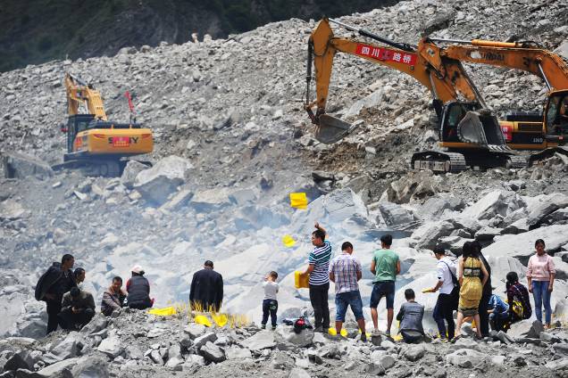 Equipes de emergência trabalham em busca de possíveis vítimas entre os escombros do vilarejo de Xinmo, no sudoeste da China - 25/06/2017 Equipes de emergência trabalham em busca de possíveis vítimas entre os escombros do vilarejo de Xinmo, no sudoeste da China - 25/06/2017