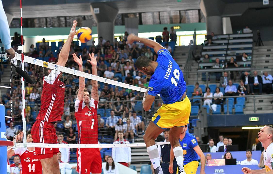 Lucarelli, do Brasil, é bloqueado pela rede da Polônia, durante primeiro dia da Liga Mundial de Vôlei, na Itália