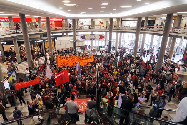Membros do Movimento dos Trabalhadores Sem Terra (MTST) ocupam o aeroporto de Congonhas como forma de protesto contra as reformas propostas pelo Governo Temer, em São Paulo - 30/06/2017 Membros do Movimento dos Trabalhadores Sem Terra (MTST) ocupam o aeroporto de Congonhas como forma de protesto contra as reformas propostas pelo Governo Temer, em São Paulo - 30/06/2017