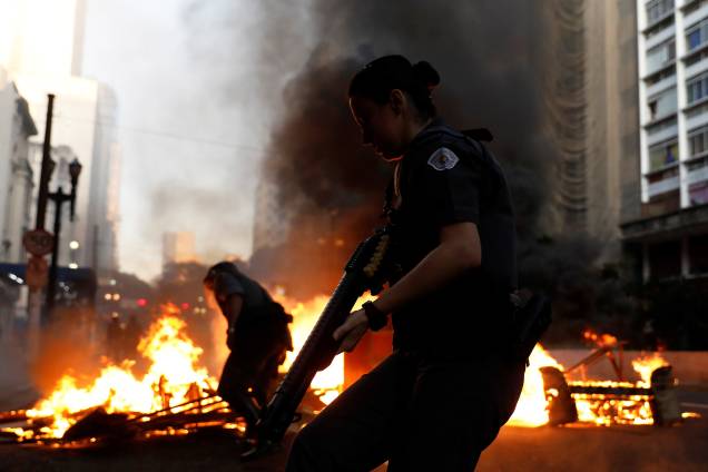 Policiais desarmam barricada feita por manifestantes durante protesto contra as reformas econômicas propostas pelo presidente Michel Temer nesta manhã em São Paulo. Policiais desarmam barricada feita por manifestantes durante protesto contra as reformas econômicas propostas pelo presidente Michel Temer nesta manhã em São Paulo.