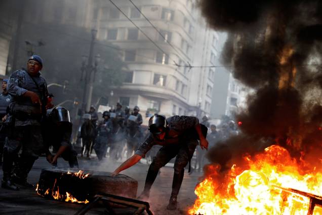 Policiais desarmam barricada feita por manifestantes durante protesto contra as reformas econômicas propostas pelo presidente Michel Temer nesta manhã em São Paulo. Policiais desarmam barricada feita por manifestantes durante protesto contra as reformas econômicas propostas pelo presidente Michel Temer nesta manhã em São Paulo.