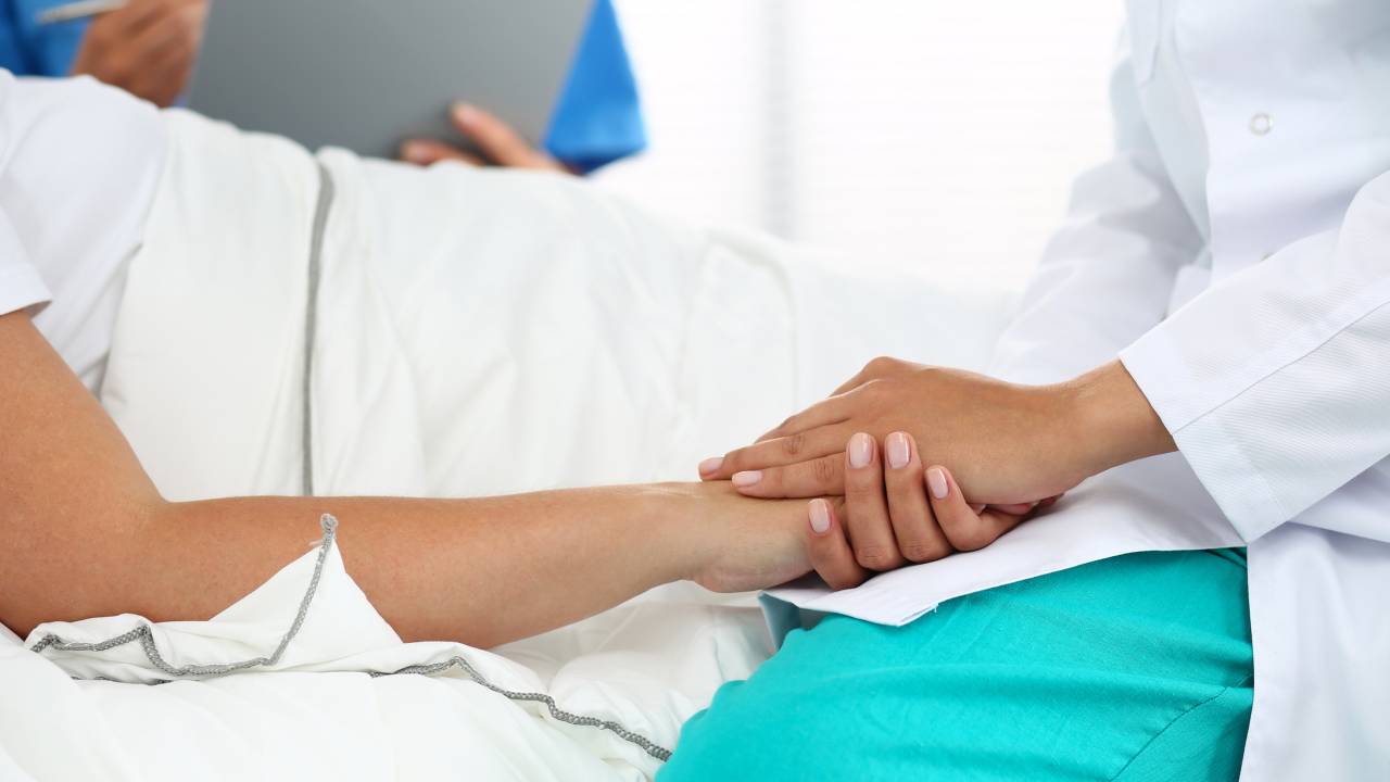Médico segurando a mão do paciente