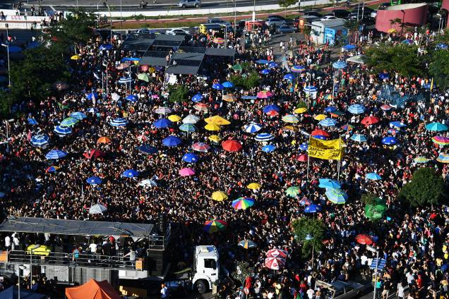 Pessoas se reúnem no Largo da Batata, em Pinheiros, zona oeste de São Paulo, para o ato "SP pelas Diretas Já". A manifestação, que pede a saída do presidente Michel Temer do cargo e novas eleições diretas, contará com shows de diversos artistas - 04/06/2017 Pessoas se reúnem no Largo da Batata, em Pinheiros, zona oeste de São Paulo, para o ato "SP pelas Diretas Já". A manifestação, que pede a saída do presidente Michel Temer do cargo e novas eleições diretas, contará com shows de diversos artistas - 04/06/2017