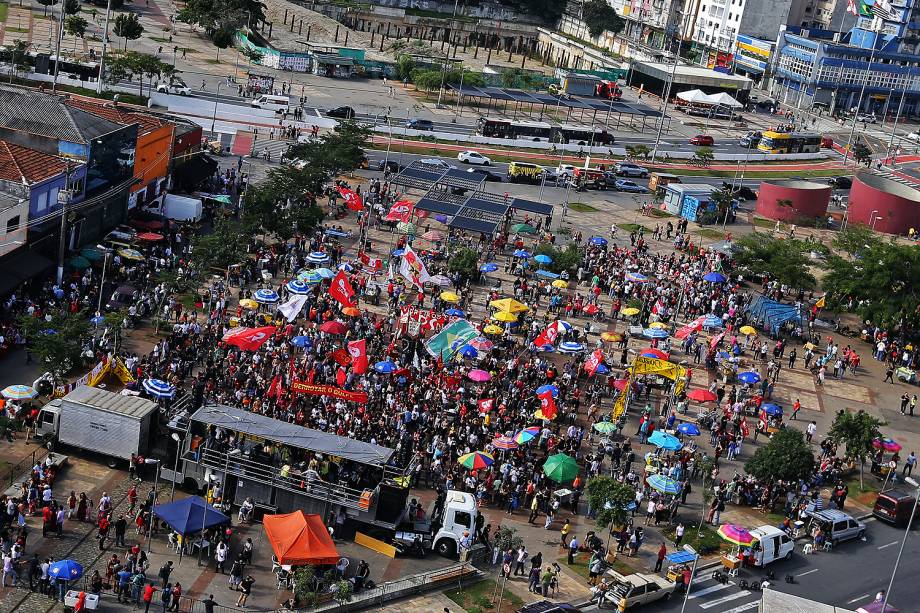 Pessoas se reúnem no Largo da Batata, em Pinheiros, zona oeste de São Paulo, para o ato "SP pelas Diretas Já". A manifestação, que pede a saída do presidente Michel Temer do cargo e novas eleições diretas, contará com shows de diversos artistas - 04/06/2017