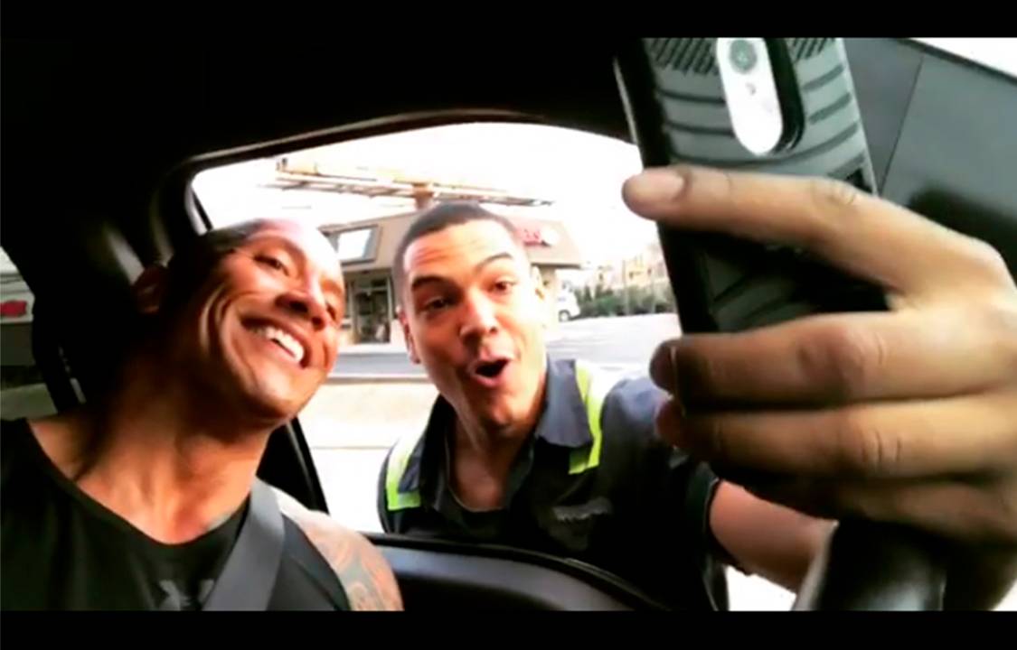 Fã para The Rock no trânsito para selfie