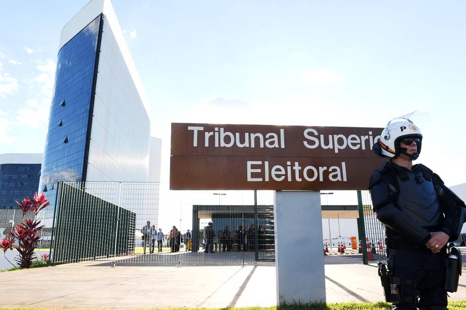 Policiais militares realizam a segurança no entorno do prédio do TSE (Tribunal Superior Eleitoral), em Brasília (DF). O TSE retoma o julgamento do processo que pode cassar abuso de poder político e econômico na eleição de 2014 pela chapa formada por Dilma Rousseff (PT) e Temer (PMDB) - 06/06/2017