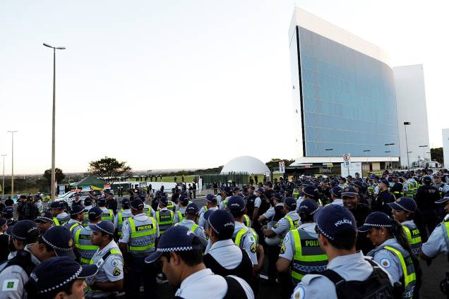 Policiais militares realizam a segurança no entorno do prédio do TSE (Tribunal Superior Eleitoral), em Brasília (DF). O TSE retoma o julgamento do processo que pode cassar abuso de poder político e econômico na eleição de 2014 pela chapa formada por Dilma Rousseff (PT) e Temer (PMDB) - 06/06/2017 Policiais militares realizam a segurança no entorno do prédio do TSE (Tribunal Superior Eleitoral), em Brasília (DF). O TSE retoma o julgamento do processo que pode cassar abuso de poder político e econômico na eleição de 2014 pela chapa formada por Dilma Rousseff (PT) e Temer (PMDB) - 06/06/2017