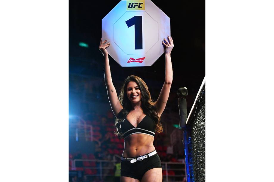 A ring girl brasileira Camila Rodrigues de Oliveira, no octógono da Arena da Barra, na zona oeste do Rio de Janeiro, palco da disputa entre Aldo vs. Holloway no UFC 212 Rio - 03/06/2017