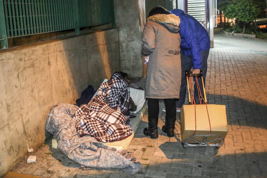 Voluntários entregam sopas para moradores de rua. Sensação térmica chegou a 4ºC na capital paulista