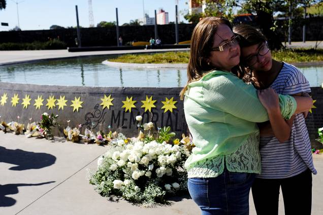 Familiares se emocionam na praça criada em homenagem as 199 vítimas mortas no acidente. O espaço abrigava o prédio da TAM Express, no qual a aeronave se chocou Familiares se emocionam na praça criada em homenagem as 199 vítimas mortas no acidente. O espaço abrigava o prédio da TAM Express, no qual a aeronave se chocou