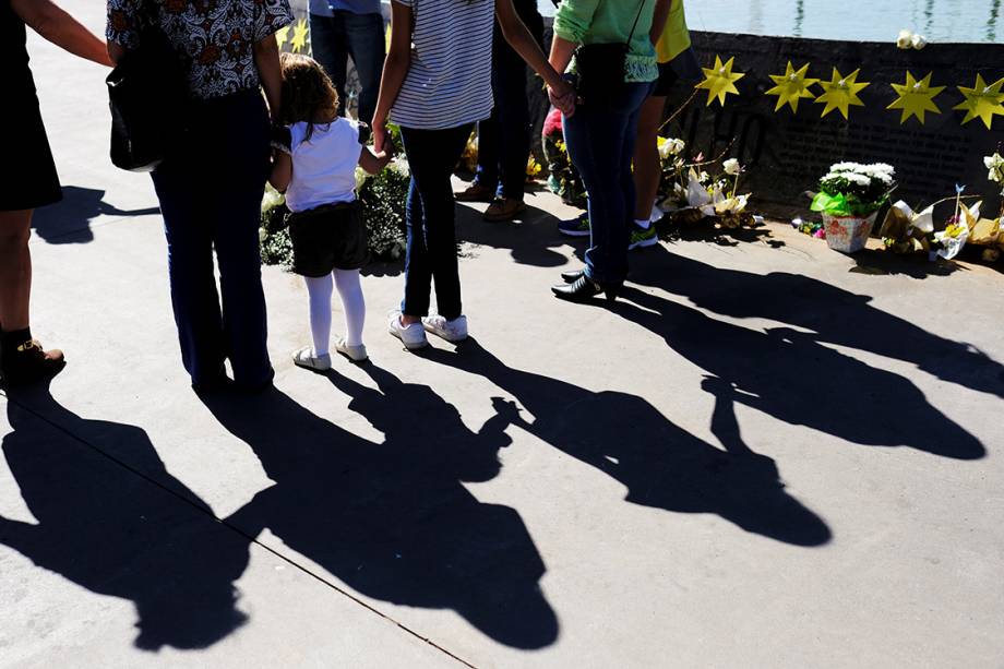 Familiares se emocionam na praça criada em homenagem as 199 vítimas mortas no acidente. O espaço abrigava o prédio da TAM Express, no qual a aeronave se chocou