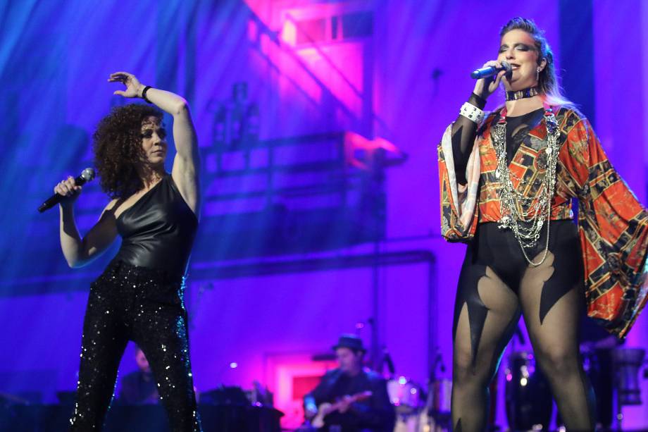 Alice Caymmi e Laila Garin cantam a música "Bomba H" durante o 28° Premio de Música Brasileira no Teatro Municipal do Rio de Janeiro e fecham a apresentação com um beijo