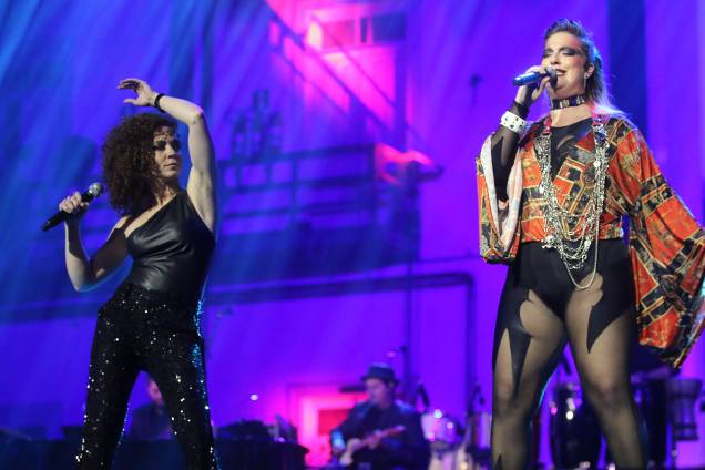 Alice Caymmi e Laila Garin cantam a música "Bomba H" durante o 28° Premio de Música Brasileira no Teatro Municipal do Rio de Janeiro e fecham a apresentação com um beijo Alice Caymmi e Laila Garin cantam a música "Bomba H" durante o 28° Premio de Música Brasileira no Teatro Municipal do Rio de Janeiro e fecham a apresentação com um beijo