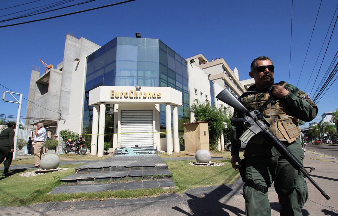 Policial guarda entrada de joalheria roubada pelo PCC em Santa Cruz, Bolícia