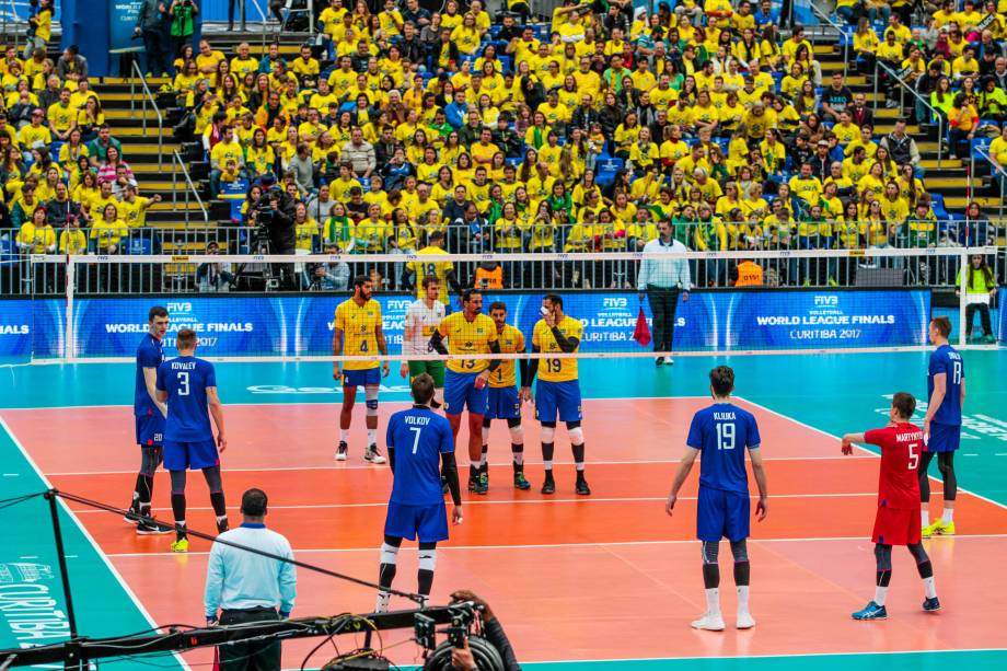 Partida entre Brasil e Rússia, válida pela fase final da Liga Mundial de Vôlei, realizada na Arena da Baixada, em Curitiba, nesta quinta-feira (6).