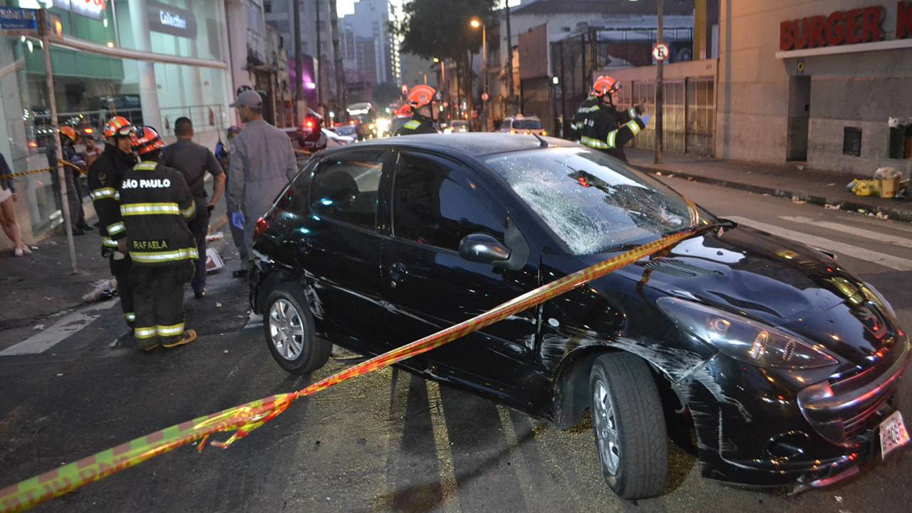 Carro atropela cinco pessoas na Rua Augusta