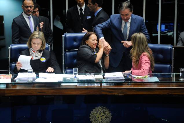 Senadoras de oposição ocupam a mesa do plenário do Senado durante sessão destinada à votação da reforma trabalhista. O presidente da Casa, senador Eunício Oliveira (PMDB-CE), suspende a sessão plenária - 11/07/2017 Senadoras de oposição ocupam a mesa do plenário do Senado durante sessão destinada à votação da reforma trabalhista. O presidente da Casa, senador Eunício Oliveira (PMDB-CE), suspende a sessão plenária - 11/07/2017