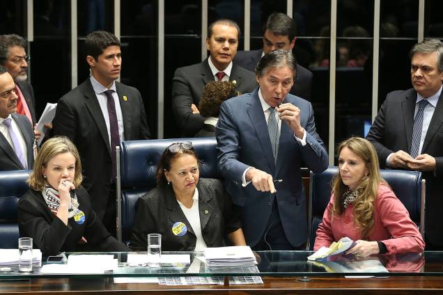 Impedido de presidir votação da reforma trabalhista, Eunício Oliveira (PMDB-CE) suspende sessão. A decisão foi tomada depois que a senadora Fátima Bezerra (PT - RN), que conduzia os trabalhos, se negou a dar o assento da presidência da sessão a Eunício. O senador mandou desligar os microfones e apagar as luzes do plenário - 11/07/2017 Impedido de presidir votação da reforma trabalhista, Eunício Oliveira (PMDB-CE) suspende sessão. A decisão foi tomada depois que a senadora Fátima Bezerra (PT - RN), que conduzia os trabalhos, se negou a dar o assento da presidência da sessão a Eunício. O senador mandou desligar os microfones e apagar as luzes do plenário - 11/07/2017