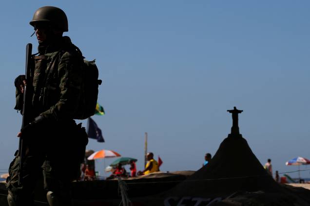 Soldados das Forças Armadas patrulham a praia de Copacabana como parte de um plano de combate ao crime organizado e a onda de violência nas ruas do Rio de Janeiro - 30/07/2017 Soldados das Forças Armadas patrulham a praia de Copacabana como parte de um plano de combate ao crime organizado e a onda de violência nas ruas do Rio de Janeiro - 30/07/2017