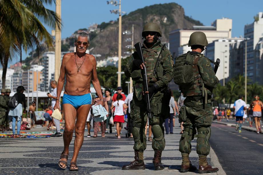 Soldados das Forças Armadas patrulham a praia de Copacabana como parte de um plano de combate ao crime organizado e a onda de violência nas ruas do Rio de Janeiro - 30/07/2017 Soldados das Forças Armadas patrulham a praia de Copacabana como parte de um plano de combate ao crime organizado e a onda de violência nas ruas do Rio de Janeiro - 30/07/2017