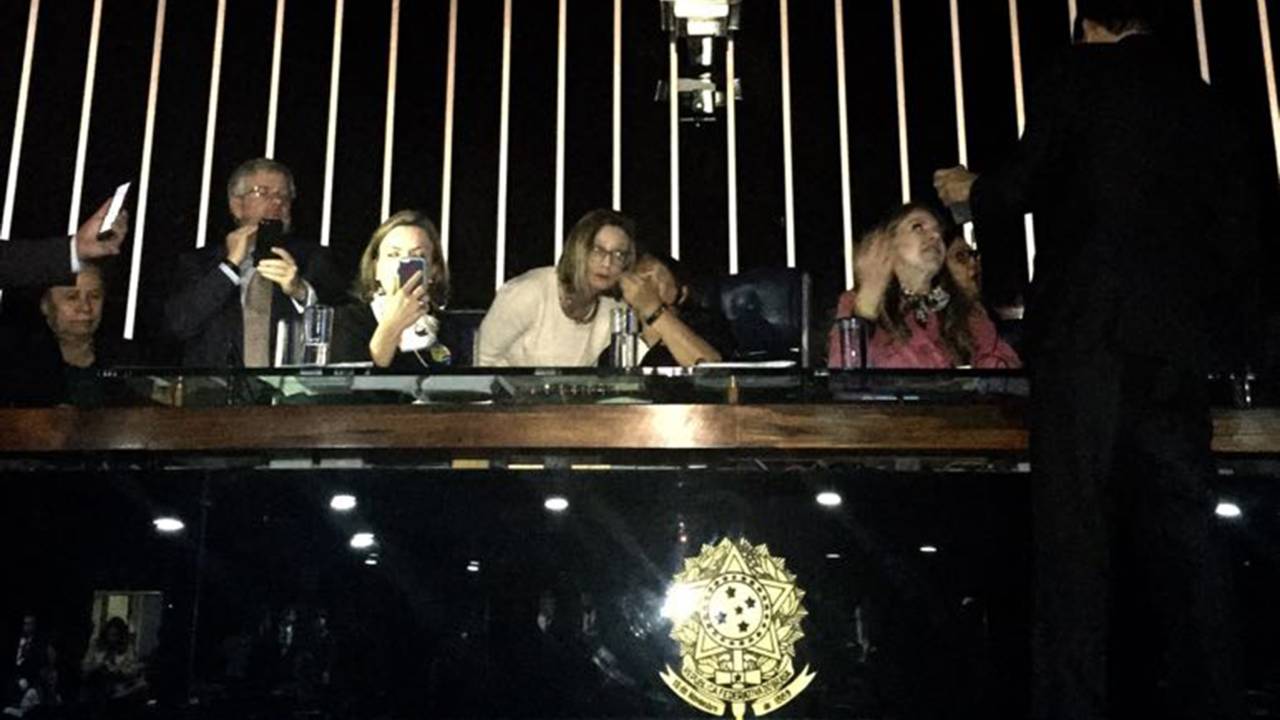 Votação da Reforma Trabalhista: Gleisi Hoffman posta foto de Senado sem luz