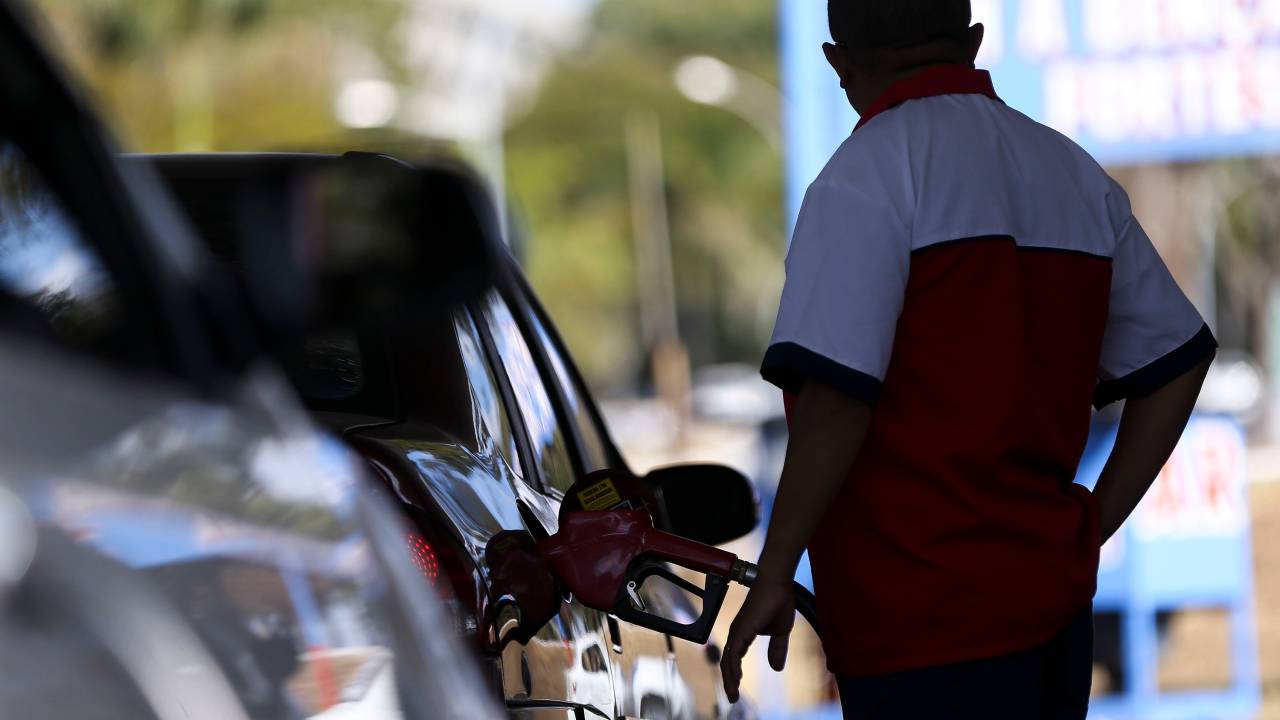 Motoristas fazem fila em posto de gasolina em Brasília