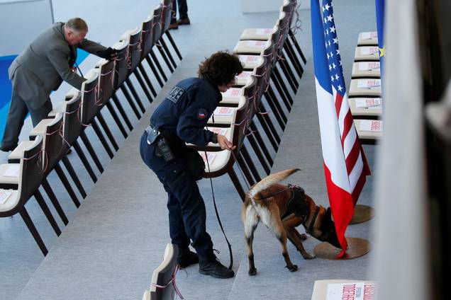 Polícia francesa coloca cães farejadores na área reservada às autoridades momentos antes do desfile d comemoração ao Dia da Batilha, em Paris - 14/07/2017 Polícia francesa coloca cães farejadores na área reservada às autoridades momentos antes do desfile d comemoração ao Dia da Batilha, em Paris - 14/07/2017