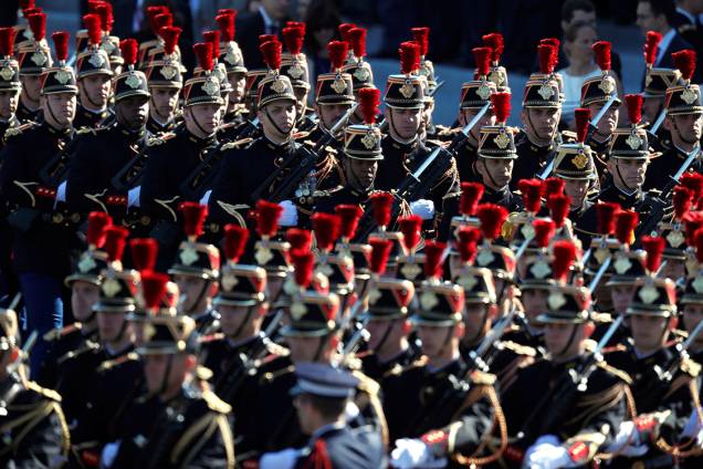 Membros da Guarda Republicana Francesa desfilam na Champs-Elysée, em Paris, em comemoração ao Dia da Bastilha - 14/07/2017 Membros da Guarda Republicana Francesa desfilam na Champs-Elysée, em Paris, em comemoração ao Dia da Bastilha - 14/07/2017