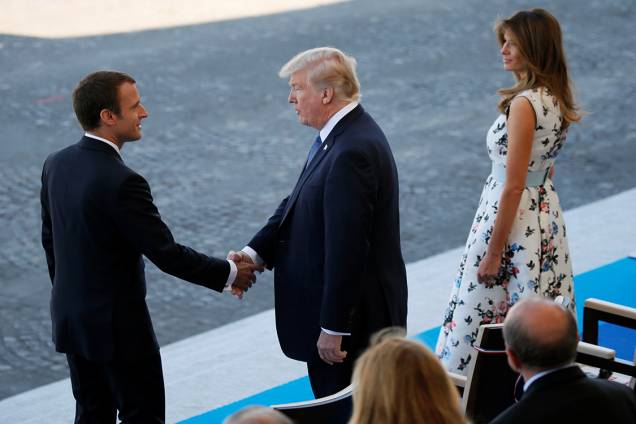 Presidente francês, Emmanuel Macron, cumprimenta Donald Trump e sua esposa, Melania Trump, durante cerimônia de comemoração ao Dia da Bastilha, em Paris - 14/07/2017 Presidente francês, Emmanuel Macron, cumprimenta Donald Trump e sua esposa, Melania Trump, durante cerimônia de comemoração ao Dia da Bastilha, em Paris - 14/07/2017