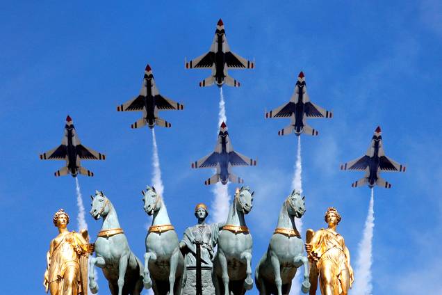 Thunderbirds da Força Aérea dos Estados Unidos voam sobre o Arco do Triunfo durante o desfile militar do Dia da Bastilha, em Paris, França - 14/07/2017 Thunderbirds da Força Aérea dos Estados Unidos voam sobre o Arco do Triunfo durante o desfile militar do Dia da Bastilha, em Paris, França - 14/07/2017