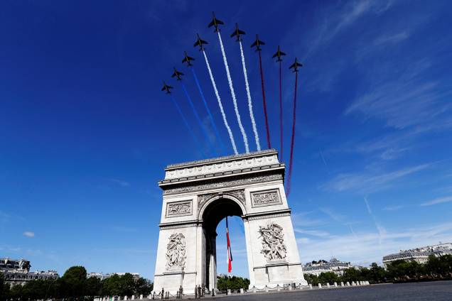 Força aérea francesa faz voo no Arco do Triunfo durante comemorações do Dia da Bastilha em Paris, na França - 14/07/2017 Força aérea francesa faz voo no Arco do Triunfo durante comemorações do Dia da Bastilha em Paris, na França - 14/07/2017