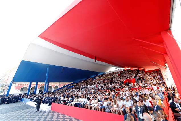 Vista da tribuna durante o desfile militar do Dia da Bastilha, em Paris, na França - 14/07/2017 - 14/07/2017 Vista da tribuna durante o desfile militar do Dia da Bastilha, em Paris, na França - 14/07/2017 - 14/07/2017