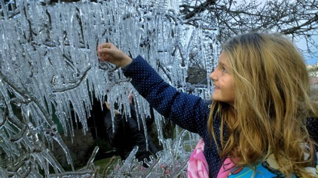 Garota se <span>entretém com o gelo formado nas árvores na manhã desta terça-feira em São Joaquim. A temperatura bateu -5,2º C</span> Garota se <span>entretém com o gelo formado nas árvores na manhã desta terça-feira em São Joaquim. A temperatura bateu -5,2º C</span>