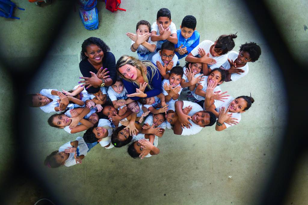 GUERRA E PAZ - Alunos da escola municipal IV Centenário, vizinha a um Q.G. do tráfico: o sonho com o dia da trégua