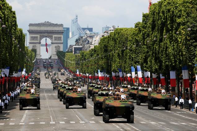 Tanques franceses desfilam na Champs-Elysée, em Paris, em comemoração ao Dia da Bastilha - 14/07/2017 Tanques franceses desfilam na Champs-Elysée, em Paris, em comemoração ao Dia da Bastilha - 14/07/2017