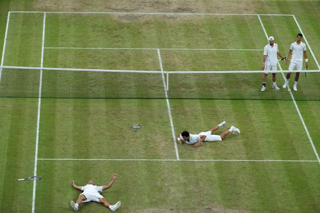 Polonês Lukasz Kubot e Brasileiro Marcelo Melo comemoram vitória na final de Wimbledon contra o austríaco Oliver Marach e o croata Mate Pavic, em Londres Polonês Lukasz Kubot e Brasileiro Marcelo Melo comemoram vitória na final de Wimbledon contra o austríaco Oliver Marach e o croata Mate Pavic, em Londres
