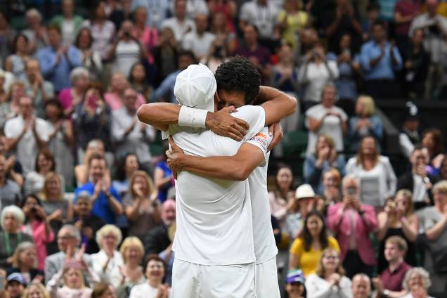 Brasileiro Marcelo Melo e o polonês Lukasz Kubot comemoram vitória na final de Wimbledon contra o austríaco Oliver Marach e o croata Mate Pavic, em Londres Brasileiro Marcelo Melo e o polonês Lukasz Kubot comemoram vitória na final de Wimbledon contra o austríaco Oliver Marach e o croata Mate Pavic, em Londres