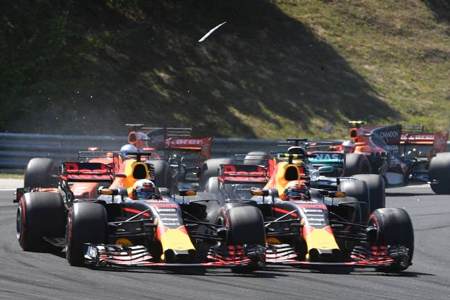O pilotos da Red Bull, Daniel Ricciardo e Max Verstappen se envolvem em acidente durante o GP da Hungria - 30/07/2017 O pilotos da Red Bull, Daniel Ricciardo e Max Verstappen se envolvem em acidente durante o GP da Hungria - 30/07/2017