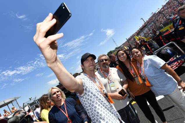 O ator americano Ashton Kutcher faz uma selfie com o público durante o GP da Hungria de Fórmula 1 - 30/07/2017 O ator americano Ashton Kutcher faz uma selfie com o público durante o GP da Hungria de Fórmula 1 - 30/07/2017