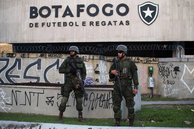 Homens das Forças Armadas patrulham as ruas no Rio de Janeiro - 28/07/2017 Homens das Forças Armadas patrulham as ruas no Rio de Janeiro - 28/07/2017