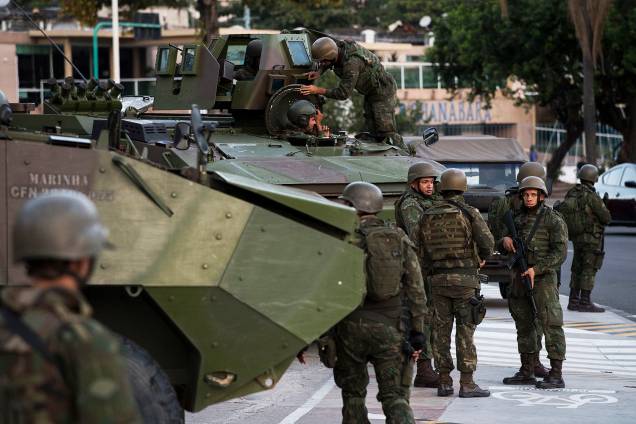 Homens das Forças Armadas patrulham as ruas no Rio de Janeiro - 28/07/2017 Homens das Forças Armadas patrulham as ruas no Rio de Janeiro - 28/07/2017